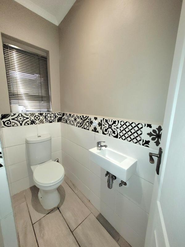 6 Bedroom Property for Sale in Stellenberg Western Cape